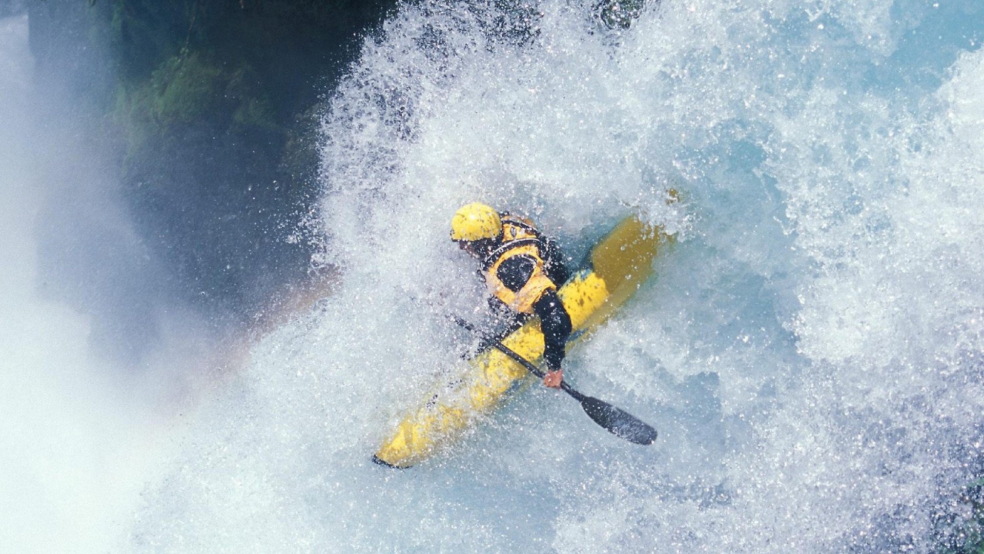 女子排球选手征战海外联赛表现稳定，谈论国际女子排球的海报的对话
